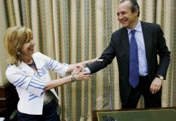 Luis Fernández recibe el saludo de la diputada Rosa Díez. / PACO CAMPOS-EFE