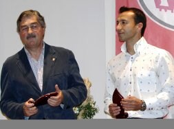 Javier Yepes (izquierda) junto a otro premiado./ M. A. S.