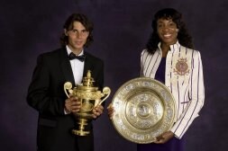 Rafa Nadal y Venus Williams posan con los trofeos en la habitual imagen del día después. /TOM LOVELOCK-AP