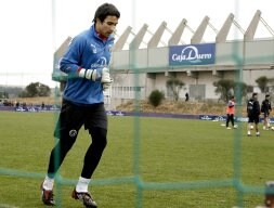 Asenjo, durante un entrenamiento con el Real Valladolid. / GABRIEL VILLAMIL