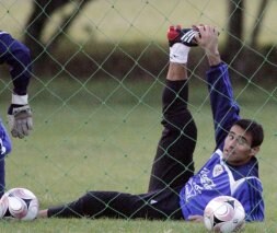 Villar realiza ejercicios de estiramiento en una sesión con la selección paraguaya./ J. ADORNO-REUTERS
