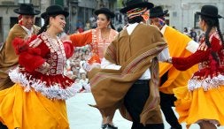 Bolivia baila junto al acueducto