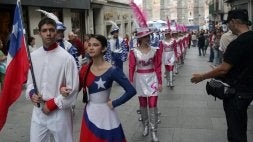 La representación chilena, en el desfile del Festival de La Esteva celebrado ayer. ANTONIO DE TORRE
