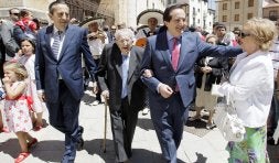 Bermejo entrega a Fermín Lucas la medalla Raimundo de Peñafort