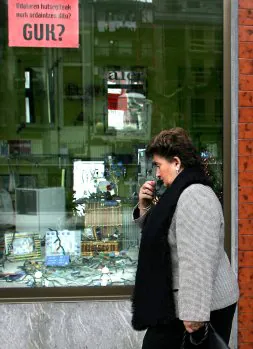 Pilar Elías, viuda de Ramón Baglietto, pasa delante de la cristalería del verdugo. / EFE