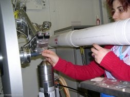 Eva Manchado coloca una muestra de arcilla en el acelerador de partículas de Grenoble. / DICYT