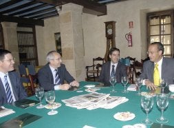 Responsables de la entidad, en la presentación de la oficina. / N. H.