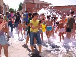 Numerosos jóvenes disfrutan de la fiesta de la espuma. / EL NORTE
