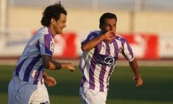 Jonathan Sesma celebra el primer gol de los blanquivioletas en compañía de García Calvo./ G. VILLAMIL