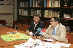 Iñaki Gómez e Iván Rodríguez, durante la presentación. / LUIS CALLEJA