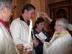 Mojados vive una boda bajo el rito ortodoxo