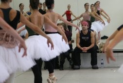 Ángel Corella, durante un ensayo en La Granja./ ANTONIO TANARRO