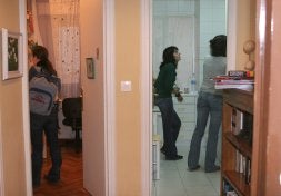 Estudiantes universitarias emprenden la jornada en el piso de alquiler que comparten. / ANTONIO TANARRO