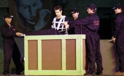 .Un mago atado es introducido en la caja durante las pasadas jornadas mágicas. / N. HERNÁNDEZ