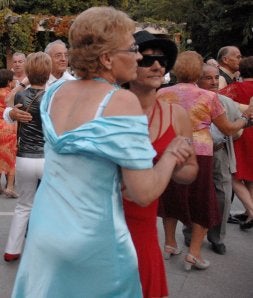 Varias parejas bailan en la verbena. / R. OTAZO