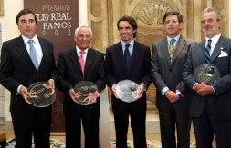 Álvaro Rodríguez, Atilano Soto, José María Aznar, Jesús Postigo y Carlos Herranz posan con los premios recibidos, ayer, en La Granja. / REPORTAJE GRÁFICO DE A. DE TORRE