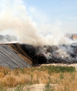 Estado del vertedero después del incendio. / EL NORTE