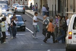 Varios peatones cruzan los Cuatro Cantones, el paso con semáforo más céntrico de la ciudad.  / MERCHE DE LA FUENTE