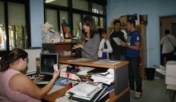 Varios jóvenes formalizan su inscripción como socios en la sede de ACUP, en la avenida de Asturias. / MERCHE DE LA FUENTE