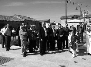 Vecinos y autoridades durante el acto inaugural de la pieza. / I. R