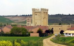 Vista del castillo de Fuensaldaña con la torre de la iglesia parroquial. / RAMÓN GÓMEZ