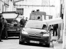 Un empleado de la funeraria introduce la caja fúnebre para trasladar los restos. / FRAN JIMÉNEZ