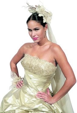 Mireia volvió desfilar de novia./ EL NORTE