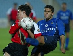 Baraja despeja un balón ante Sales en un Getafe-Valladolid de Copa de noviembre del 2002. / G. VILLAMIL