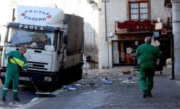 Operarios del servicio de recogida de basuras y limpieza viaria. / M. RICO