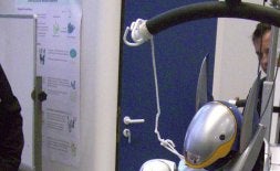 Imagen de la grabación. Se aprecia el momento en que la Policía irrumpe en la habitación. / E. N.