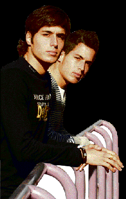 El defensa Diego Jiménez (delante) y su gemelo, el portero Javi Jiménez, en las inmediaciones del estadio José Zorrilla. /MIGUEL ÁNGEL SANTOS