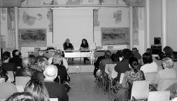 Agustín García Calvo, en la mesa, a la izquierda, durante su intervención 'Contra la literatura'. / TICO LUCA