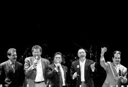 Pérez Reverte, segundo por la derecha, canta acompañado por los miembros del grupo 'Los tigres del Norte' y Elmer Mendoza, segundo por la izquierda. / D. DE LA PAZ-EFE
