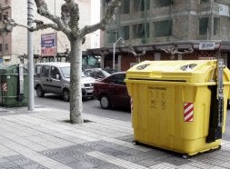 Contenedores en la avenida de Valladolid./ ANA SANTOS
