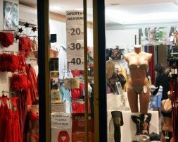 Anuncio de descuentos de entre el 20% y el 40% en una lencería. / L. CALLEJA