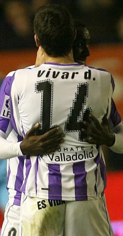 Vivar Dorado abraza a Goitom tras el gol del sueco el pasado domingo ante Osasuna. / RAMÓN GÓMEZ