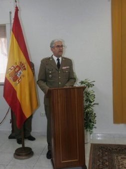 José Carracedo, en su intervención tras la jura del cargo. A la derecha, autoridades civiles asistentes al acto, en la Subdelegación de Defensa. / LUIS CALLEJA
