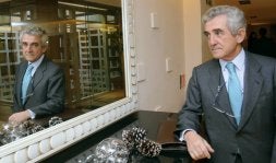 El consejero delegado de Azucarera Ebro posa tras la entrevista. / FOTOPRENSA