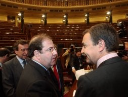 Herrera, Zapatero y De Santiago-Juárez (al fondo), en la aprobación de la nueva reforma del Estatuto de Autonomía de Castilla y León en el Congreso de los Diputados, el 17 de abril del 2007./ RAMÓN GÓMEZ
