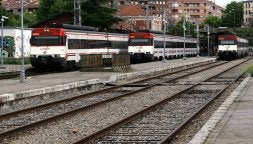 Trenes convencionales parados en las vías de la estación de Renfe en Segovia. / ROSA BLANCO