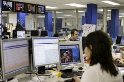 Periodistas de la agencia Efe trabajan en la sede central de Madrid. / EFE