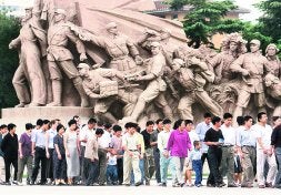 Cientos de personas hacen cola para visitar el mausoleo de Mao Zedong. / AP