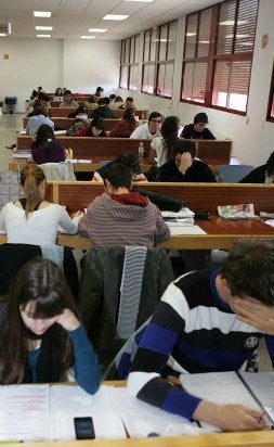Los universitarios, ayer, en plena jornada de estudio. / H. SASTRE