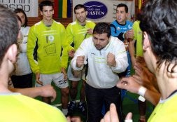 Eduardo García Valiente da indicaciones a sus jugadores en un tiempo muerto. / TICO LUCA