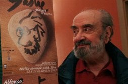 Alfonso Sastre, junto a los carteles de un ciclo sobre su obra. / FERNANDO DE LA HERA