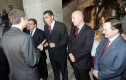Rodríguez Zapatero recoge el documento entregado por el presidente de la CEOE , en nombre del empresariado de Zamora, Salamanca y el Nordeste de Portugal./ LUIS CALLEJA