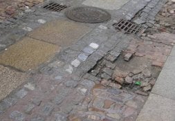 Piedras sueltas en la céntrica calle de Balborraz