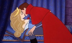 Momento del beso con el que el príncipe despierta a Aurora de su largo sueño. / DISNEY