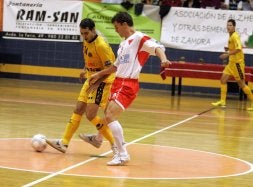 Kikillo pelea por el balón con Silami en el amistoso que el Arcebansa jugó contra Pinto. / LUIS CALLEJA
