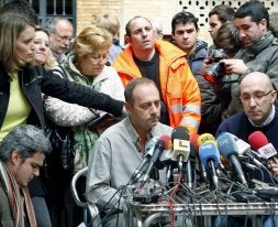 A la izquierda, el padre de Marta ayer en una rueda de prensa. A la derecha, pegada de carteles en Palencia. / EFE / MERCHE DE LA FUENTE